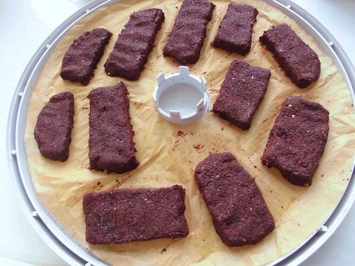 Праздничные свекольные батончики с шоколадом и зеленой гречкой