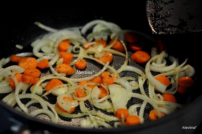 Свинина с овощами и яичной лапшой