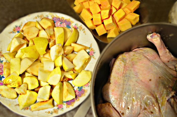 Утка, фаршированная тыквой с яблоками и запеченная в медовом соусе 