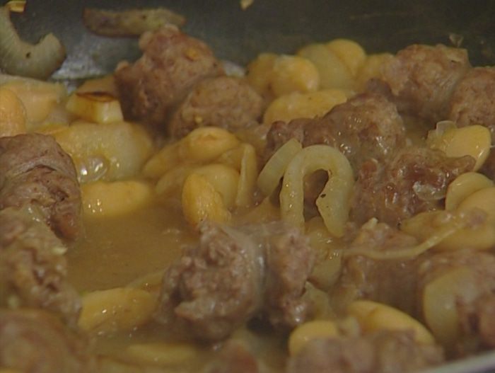 Фасоль с колбасками