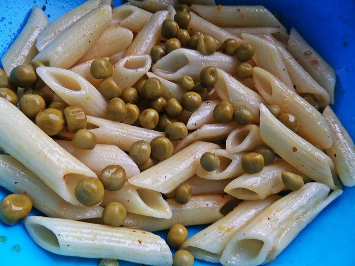 Салат из овощей с пастой и сырными шариками