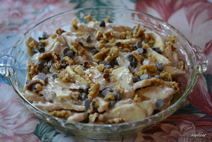 Яблочный пирог с орехами и шоколадом