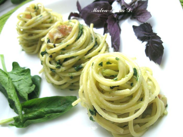  Спагетти с базиликом, шпинатом и беконом