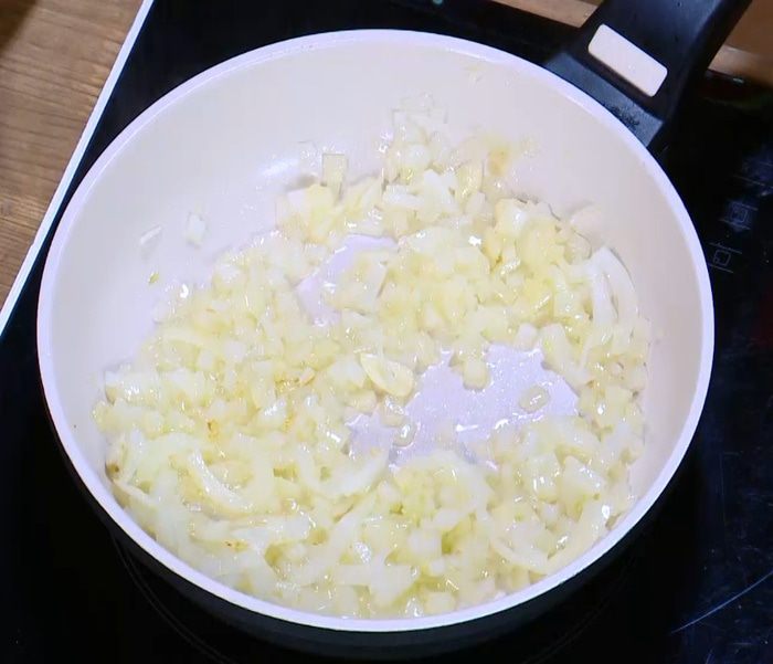 Яйца, запеченные с шампиньонами и луком в тесте фило 