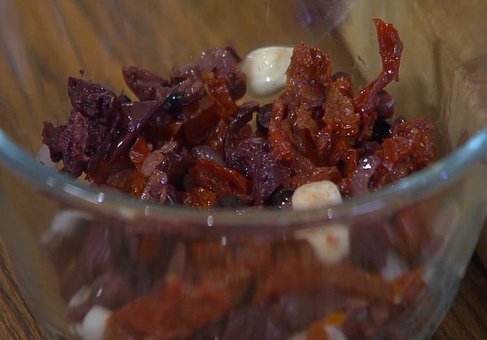 Теплый салат из пенне с ветчиной и руколой