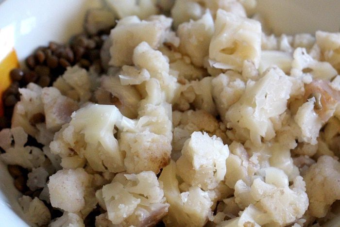 Салат из зеленой чечевицы с рассольным сыром 