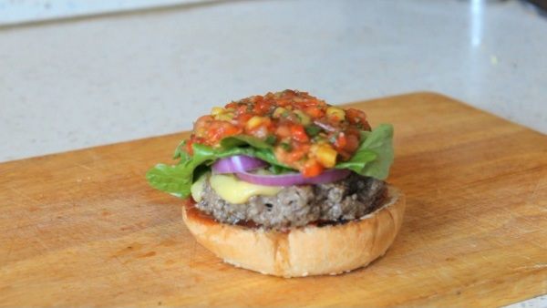 Мексиканский бургер с манговой сальсой и козьим сыром