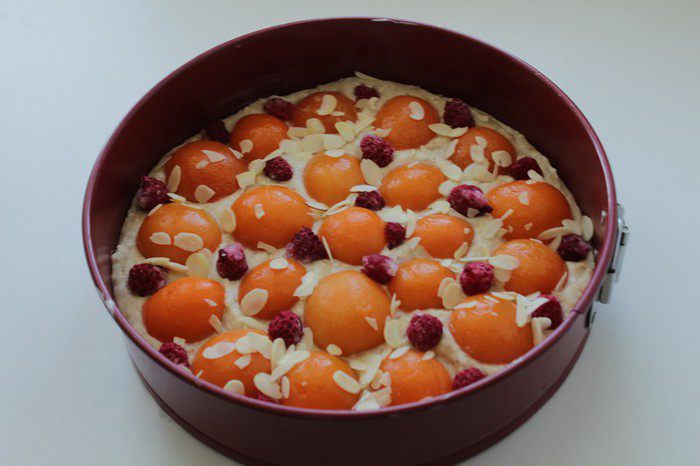 Пирог с абрикосами и орехами