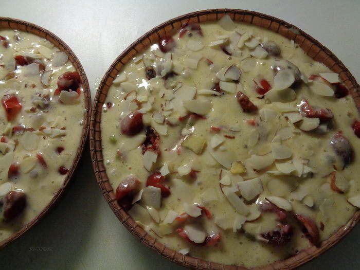 Шарлотка с ревенем, вяленой вишней и пряностями