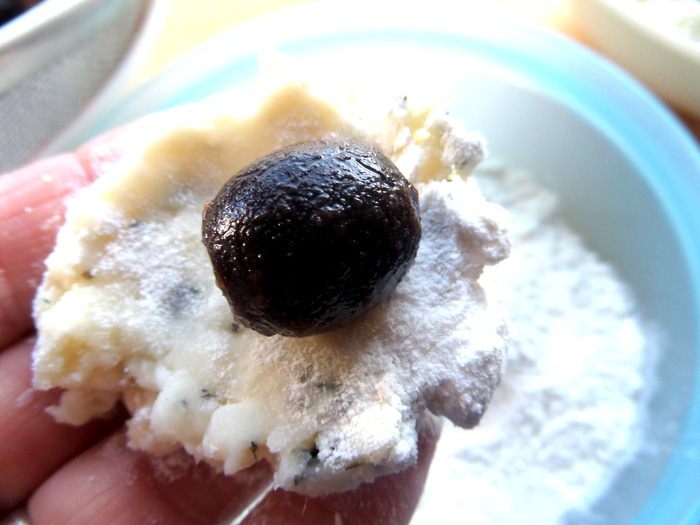 Сырная закуска-шарики в томатном соусе