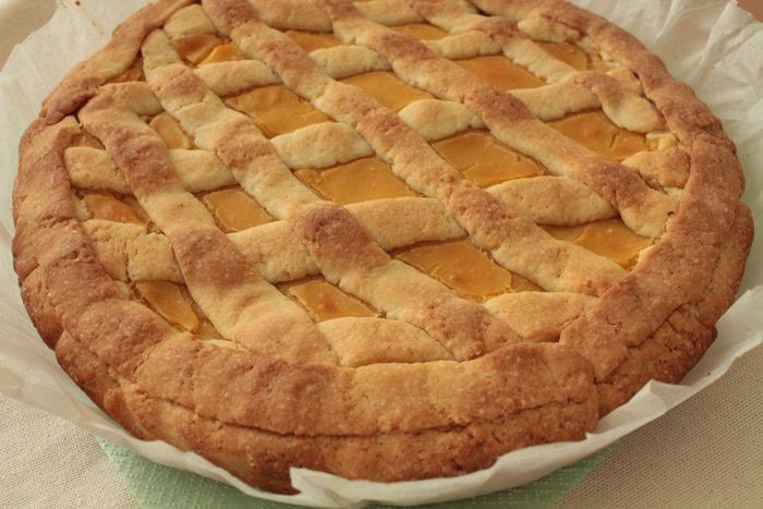 Пирог с персиками и пудингом из ряженки