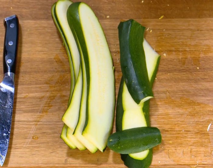 Салат из булгура с курицей, цукини и гранатом 