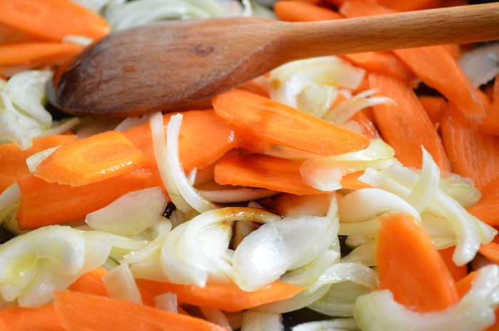 Семга с пряной карамелью и овощами