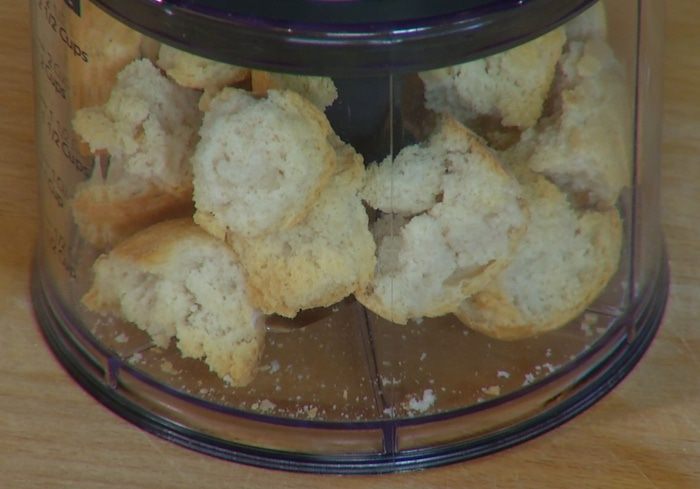 Яйцо по-шотландски с салатом и грудинкой 