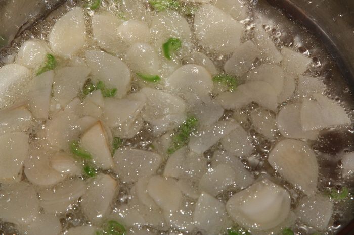 Чесночный суп с цукини и сухариками