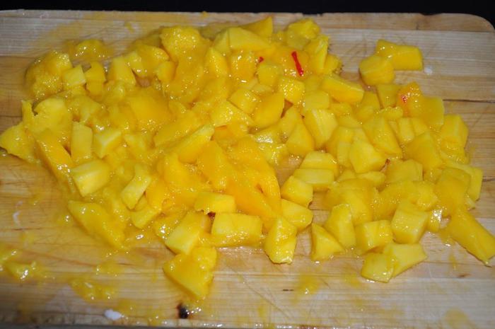 Салат с манго, курицей и кукурузой