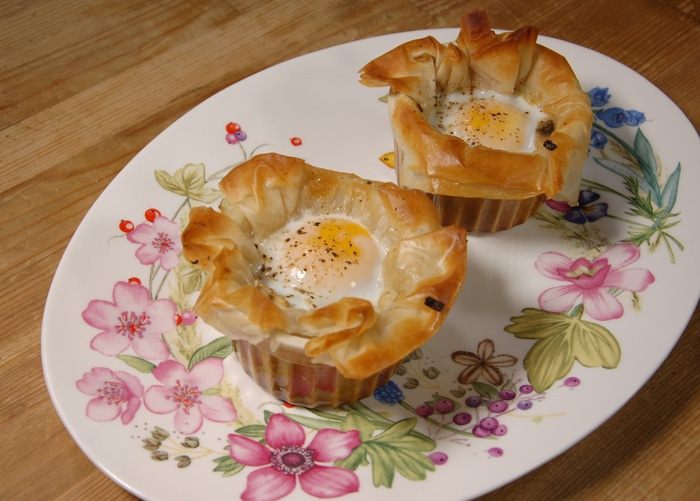 Яйца, запеченные с шампиньонами и луком в тесте фило 