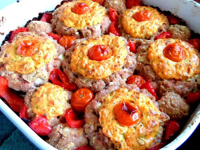 Котлетки на баклажане под сыром, с томатом