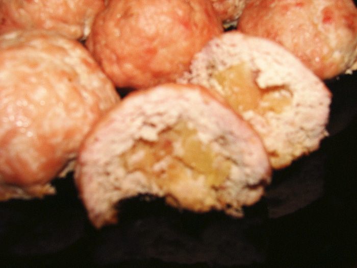 Котлеты из индейки с айвой под голубым соусом и шафраном