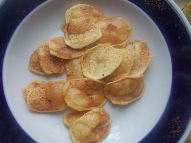 Слоеный салат с курицей и чипсами в пикантной заправке