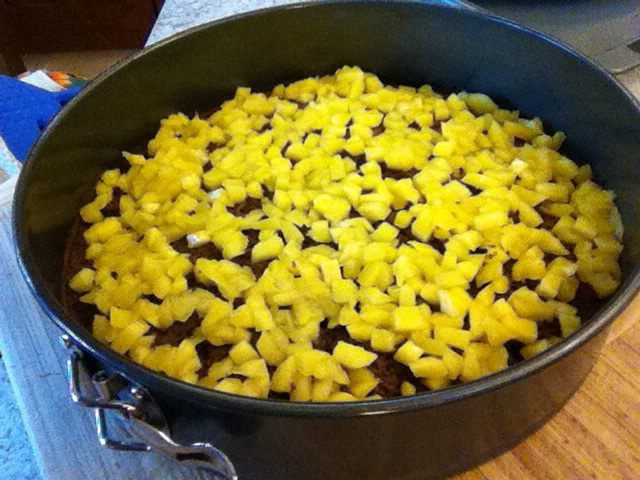 Шоколадный торт с манго и сливочным муссом