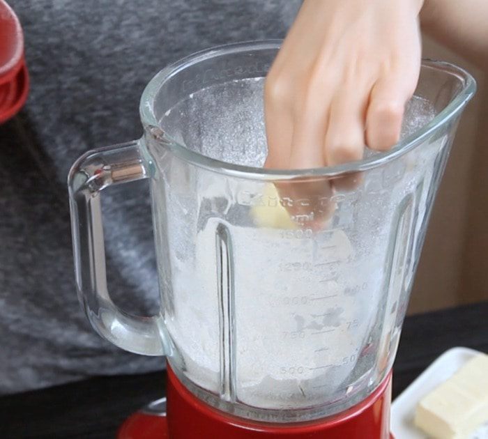 Галета с помидорами, базиликом и фетой