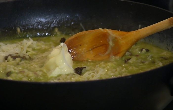 Рисовая каша со сморчками и зеленым горошком