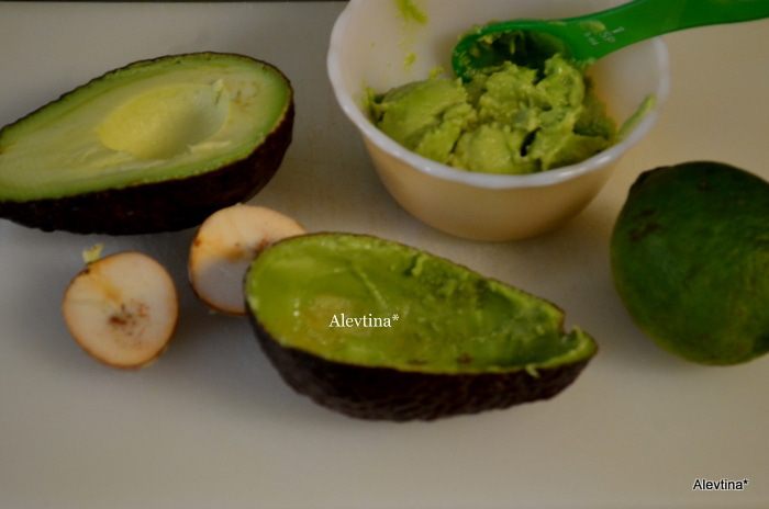Быстрый завтрак с авокадо и яйцом