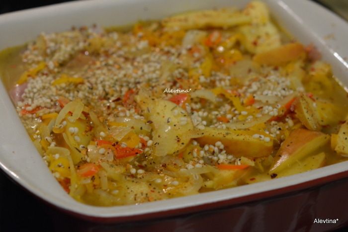 Куриные бедрышки с яблоками и перловкой