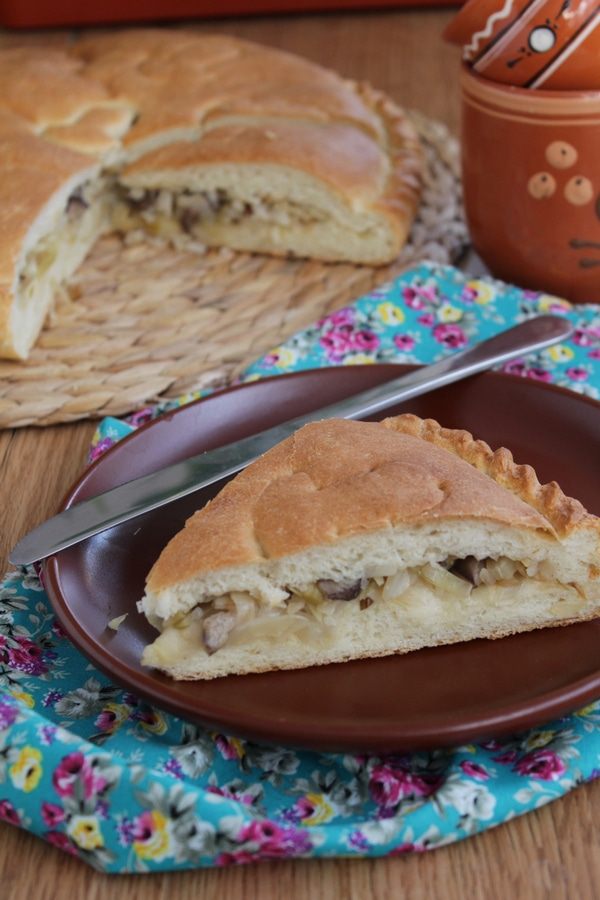 Постный пирог с капустой, рисом и грибами