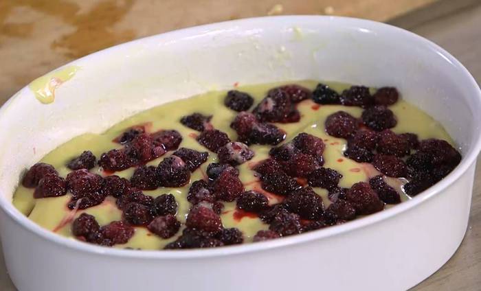 Сливочная запеканка с яблоком и ежевикой 