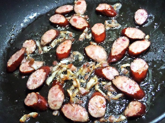 Кускус с колбасками и изюмом