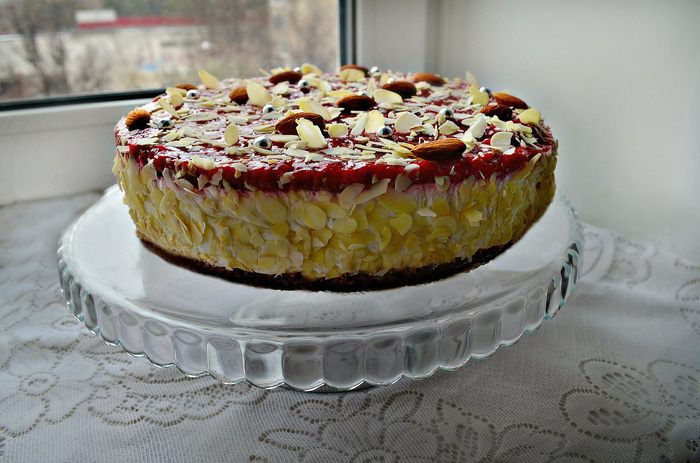 Миндальный торт с малиной