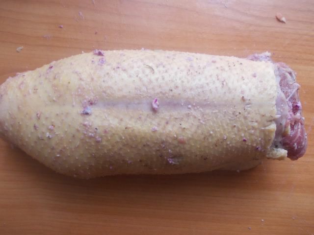 Рулет из утки с финиками и орехами