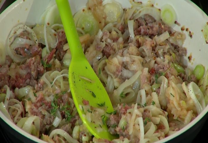 Рулетики со свининой и яблоками 