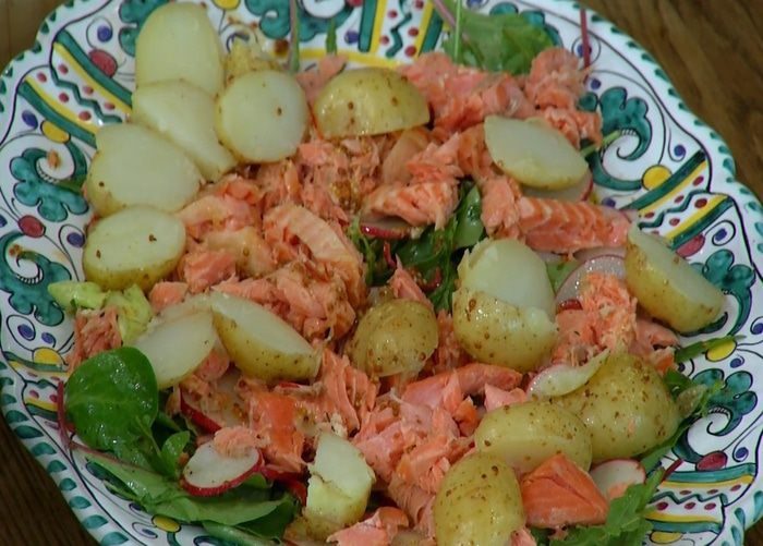 Салат с молодым картофелем, редисом и кижучем