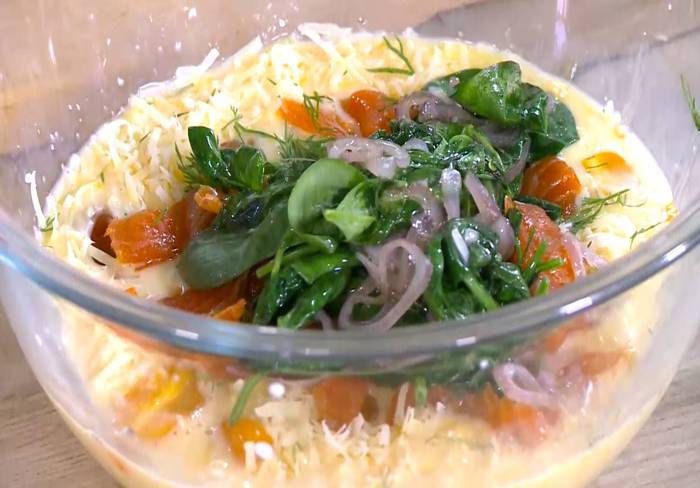 Мини-киши со шпинатом, копченой рыбой и помидорами 