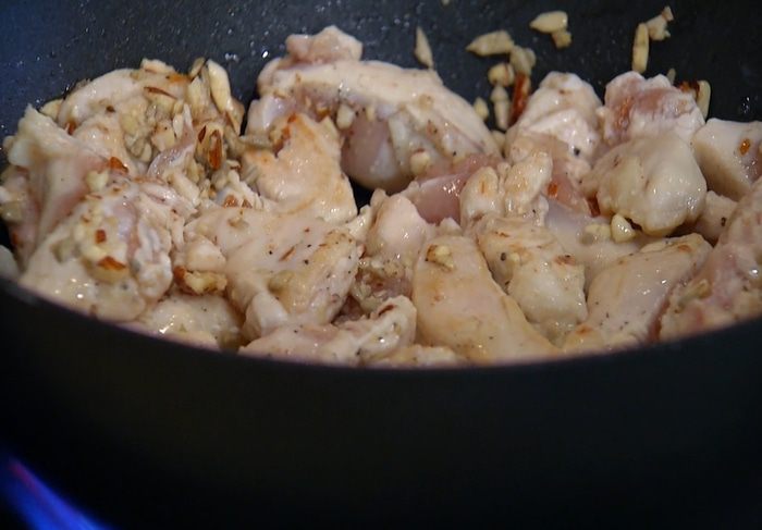 Куриное филе с миндалем, семечками и сладким перцем