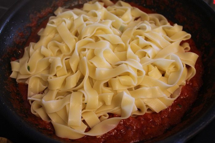 Паста фетучини с креветками и томатами