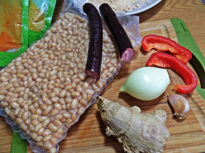 Фасолевые котлетки с колбасками