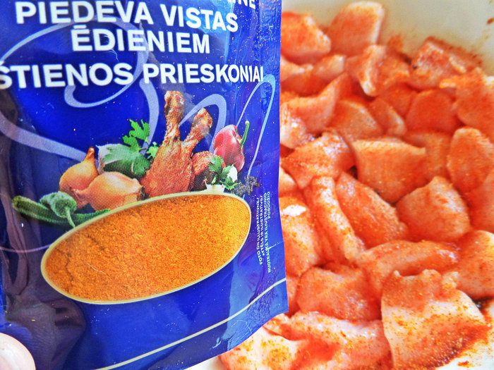 Закуска с курицей и сыром в тортилье