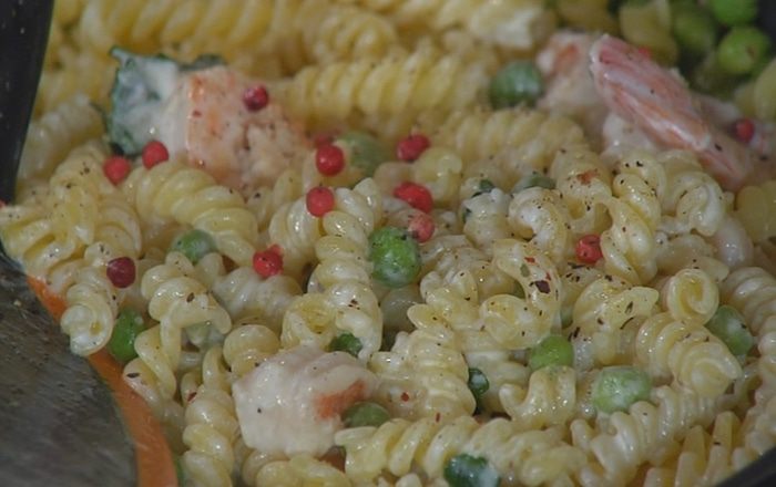 Паста с креветками, зеленым горошком и базиликом 