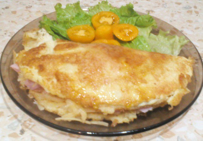 Классический французский омлет с ветчиной и сыром