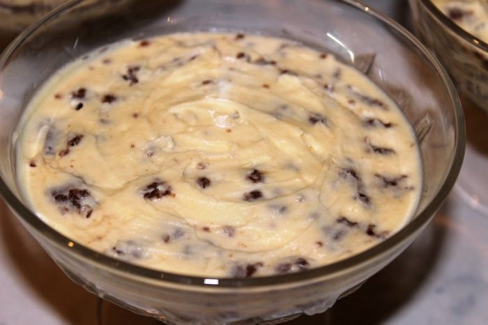 Шоколадно-ананасовый десерт с меренгами