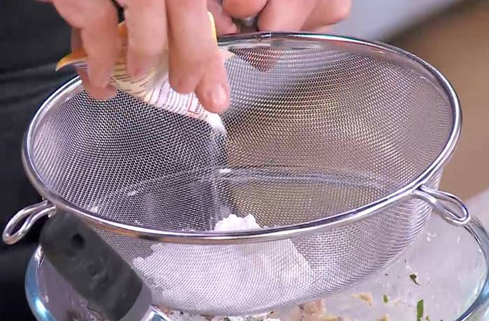 Мятные сырники с маслинами и сметанным соусом 