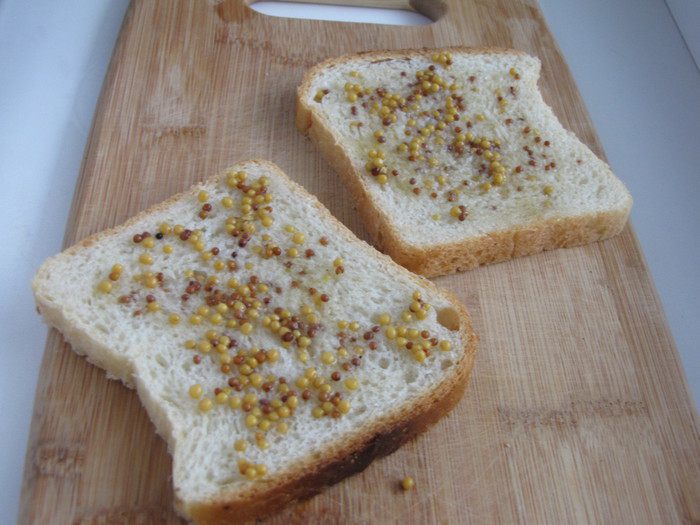 Тосты с сырным соусом и помидорами черри