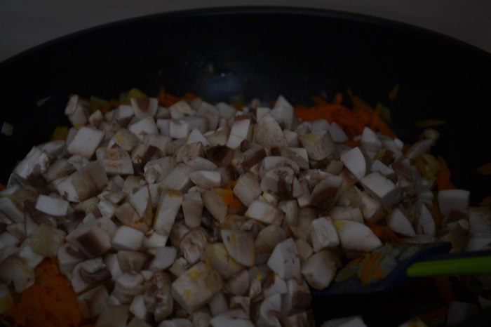 Перец, фаршированный кускусом и грибами