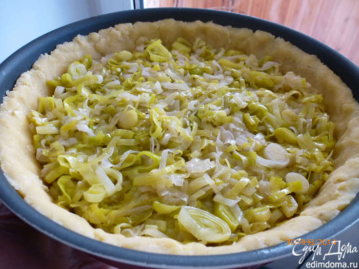 Киш с луком-пореем и сыром Камамбер