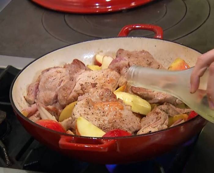 Свинина с яблоками, шалотом и тархуном