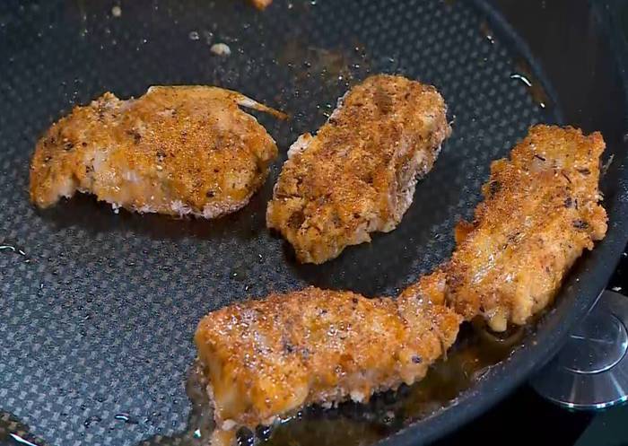 Мильфей с рыбой, авокадо и жареными овощами 